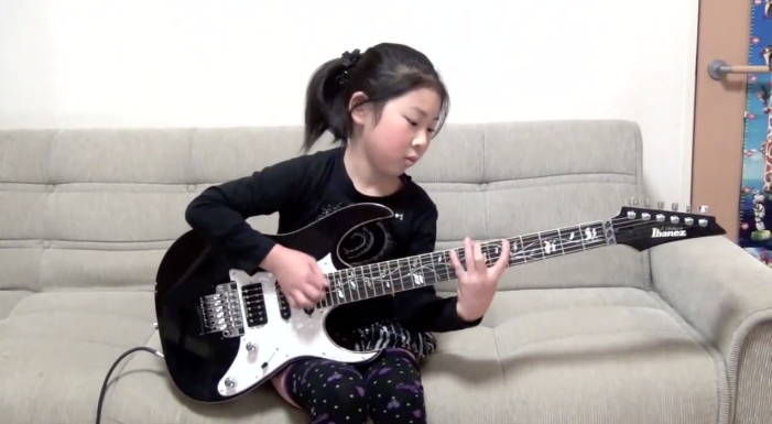 La menor, de tierna apariencia, es capaz de tocar la guitarra eléctrica como si se tratada de una experimentada rockera.