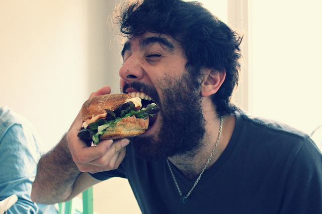 por-que-mucha-gente-no-se-siente-satisfecha-despues-de-comer
