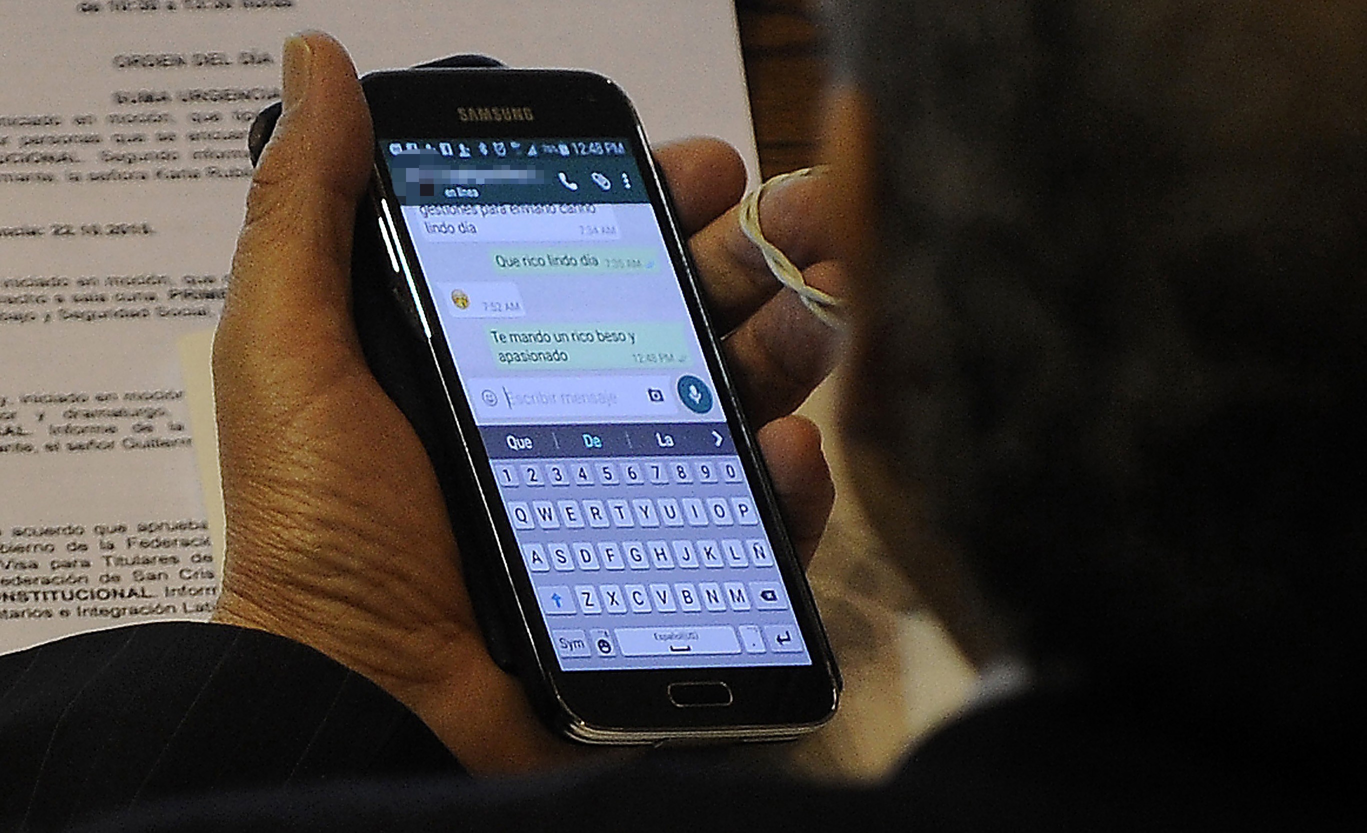22 OCTUBRE de 2015 /VALPARAISO El Diputado Guillermo Ceroni mantiene conversación de contenido sexual por teléfono durante la votación del proyecto que tipifica el delito de maltrato de adultos mayores cometido por personas que se encuentren a cargo de su cuidado. FOTO : AGENCIAUNO