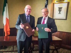 1452887252-ministros-muoz-y-flanagan-tras-firma-de-working-holidays