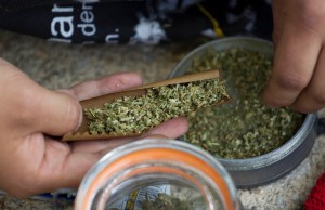 Una-persona-se-lia-un-cigarrillo-de-marihuana-d