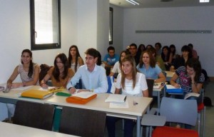2012_09_11_No_13-Estudiantes+del+grado+de+Medicina+en+su+primer+día+de+clase+en+el+Hospital+CR