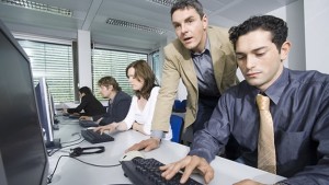 trabajo-oficina-becario