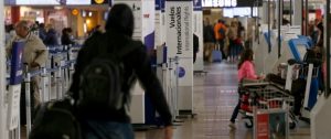 05 de Mayo de 2016/SANTIAGO Los counters de Check- in ,pantallas y señaleticas de LAN en el aeropuerto Arturo Merino Benotez, cambian a su nuevo logo con el nombre de LATAM. FOTO: RAFA MARTINEZ/AGENCIAUNO
