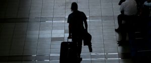 10 de Marzo de 2016/SANTIAGO El subsecretario de Telecomunicaciones, Pedro Huichalaf (i) acompañado por el Gerente General de LATAM, Gonzalo Undurraga (d) se saludan en el Aeropuerto Arturo Merino Benítez tras la autorización técnica otorgada por Subtel a LAN para el sistema Wireless IFE de la aerolínea, el cual permitirá que los pasajeros puedan conectarse inalámbricamente con sus dispositivos móviles (smartphones, tablets o computadores) y así reproducir videos, películas o música mientras se encuentren en un avión. FOTO: PABLO VERA LISPERGUER/AGENCIAUNO