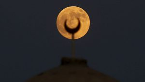 1443404026-2015-09-27t230447z1081743353gf10000224084rtrmadp3egypt-supermoon